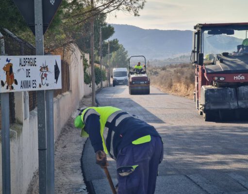 En Elda finalizan los trabajos para el asfaltado íntegro del camino que conecta con el Albergue de Animales