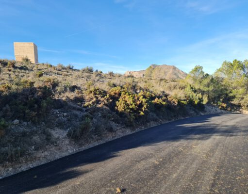 Con el nuevo asfaltado ya se puede acceder cómodamente a la antigua torre vigía ‘La Torreta’ en Elda