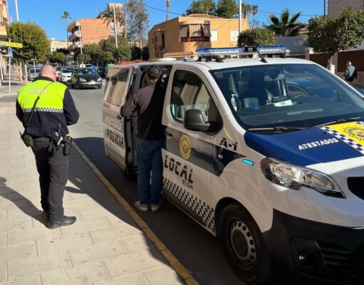 Sancionado por la Policía Local de Elda un conductor que iba al volante de un vehículo con el permiso caducado y sin haber pasado la ITV Control de Policía - Archivo