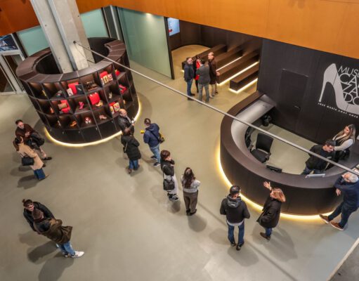 El Museo del Calzado de Elda reabre sus puertas tras modernizar y hacer más accesible el área de recepción y atención al visitante Museo del Calzado de Elda, área de recepción y atención al visitante