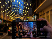 La calle Dahellos de Elda se convierte en el Bulevar de la Mejor Calzada con nuevo mobiliario urbano, iluminación innovadora y un tributo a veinte mujeres galardonadas. Bulevar de la Mejor Calzada