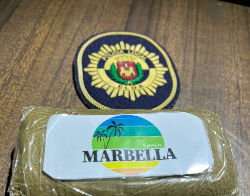 La Policía Local de Elda ha detenido a dos personas que viajaban en un vehículo después de ser interceptados con un paquete que contenía 100 gramos de hachís.