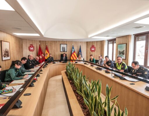 La Junta Local de Seguridad de Elda y Petrer establece medidas para evitar incidentes en las fiestas de Moros y Cristianos.