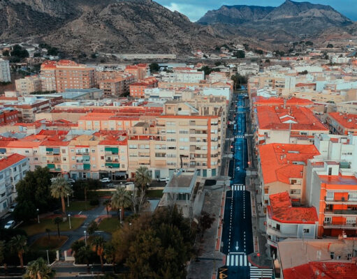 En el último ejercicio, el número de licencias para viviendas nuevas en Elda se ha duplicado en comparación con los cuatro años anteriores. Calle Alfonso XIII ELDA - 2025