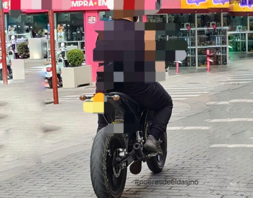 Sancionados por la Policía Local de Elda tres conductores de ciclomotores con tubos de escape ilegales Ciclomotor con escape ilegal