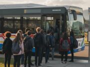 El Ayuntamiento de Elda ha lanzado un programa de becas de transporte universitario para apoyar a las familias Transporte de estudiantes