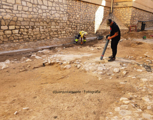 Las obras de reurbanización sacan a la luz los cimientos de la antigua iglesia de Santa Ana en Elda destruida en 1936