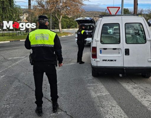 La Policía Local de Elda refuerza el control de furgonetas puesta en marcha por la DGT por el Black Friday