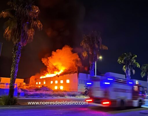 Incendio en una nave del polígono industrial Finca Lacy de Elda: sin víctimas Incendio en una nave de curtidos de Elda