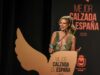 La presentadora Paula Vázquez recibe el galardón a la Mejor Calzada de España 2025 en la gala celebrada en el Teatro Castelar de Elda