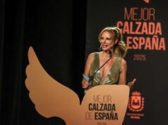 La presentadora Paula Vázquez recibe el galardón a la Mejor Calzada de España 2025 en la gala celebrada en el Teatro Castelar de Elda