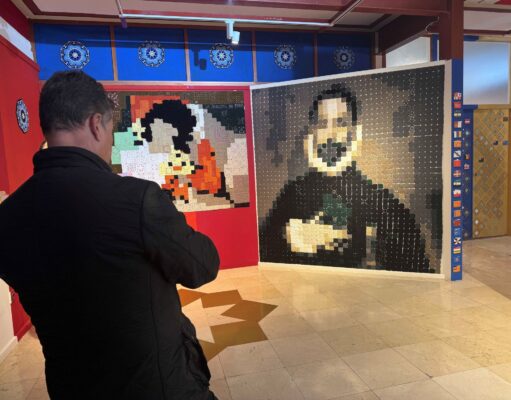 La nueva obra de El Greco de ganchillo en la Crochet Gallery de la Oficina de Turismo de Petrer cautiva a periodistas y escritores turísticos de la provincia de Alicante