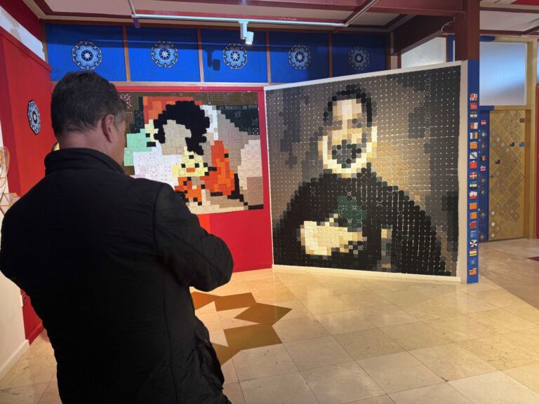 La nueva obra de El Greco de ganchillo en la Crochet Gallery de la Oficina de Turismo de Petrer cautiva a periodistas y escritores turísticos de la provincia de Alicante