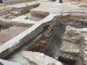 Elda mira bajo sus pies: restos de los antiguos muros de defensa junto a los Juzgados y Santa Ana