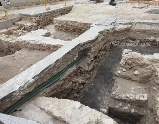 Elda mira bajo sus pies: restos de los antiguos muros de defensa junto a los Juzgados y Santa Ana