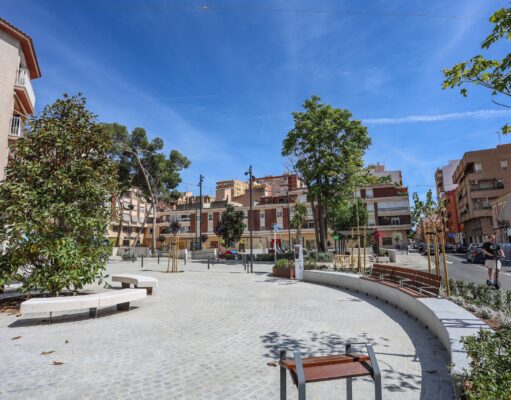 Finalizadas las obras de remodelación de la plaza de la calle Nueva en Elda frente al parque Joan Miró